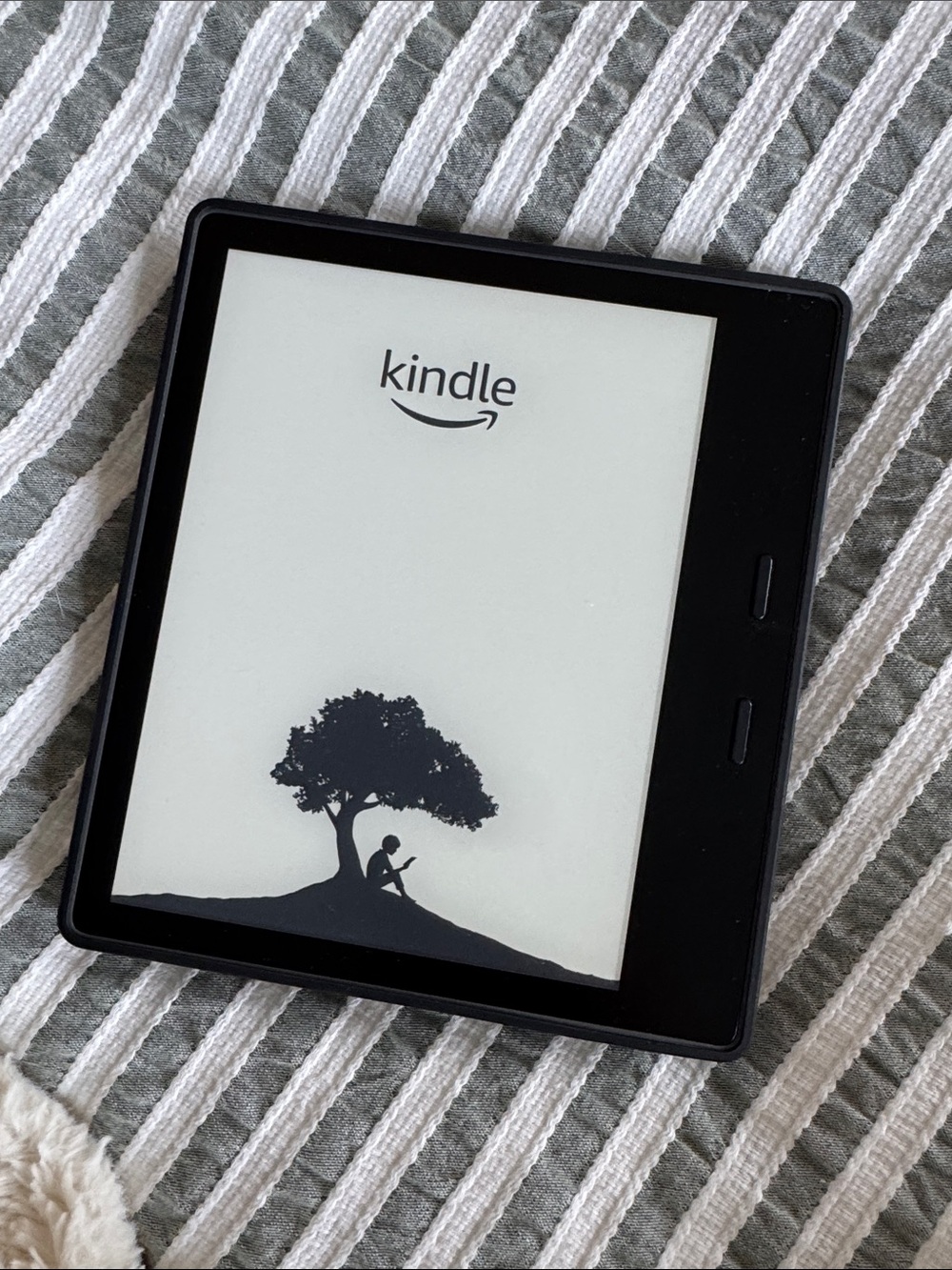 Amazon Kindle OASIS  E-Reader – with 2 cases included